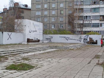 Вот так сегодня выглядит ленинская стела на ул. 10 лет Октября в г. Владимире.