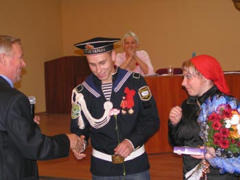 В.П.Титкин поздравляет супругов Конычевых с годовщиной комсомольской свадьбы.